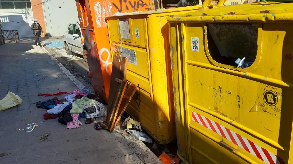 Un grup de contenidors en una plaça de Figueres