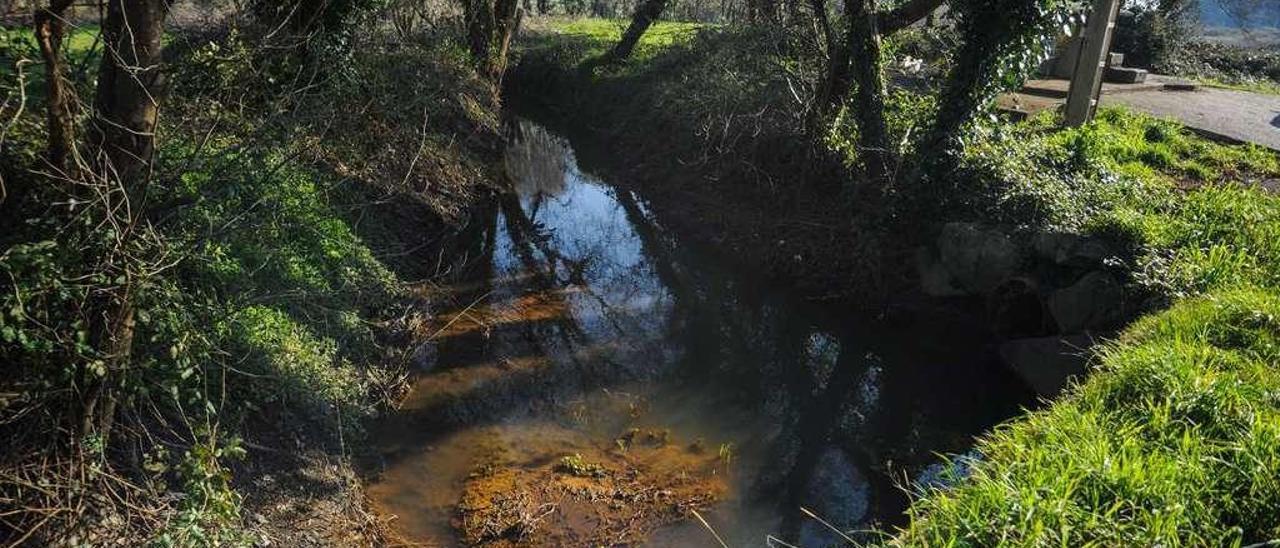 Aliviadero del bombeo de Cabanelas que amenaza al río Umia por sus constantes vertidos. // Iñaki Abella