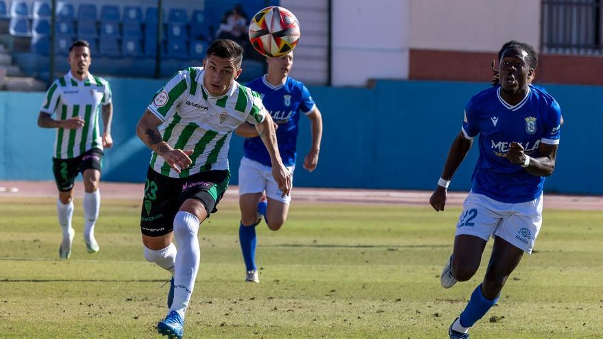 Christian Carracedo persigue el esférico durante la cita ante el Melilla.