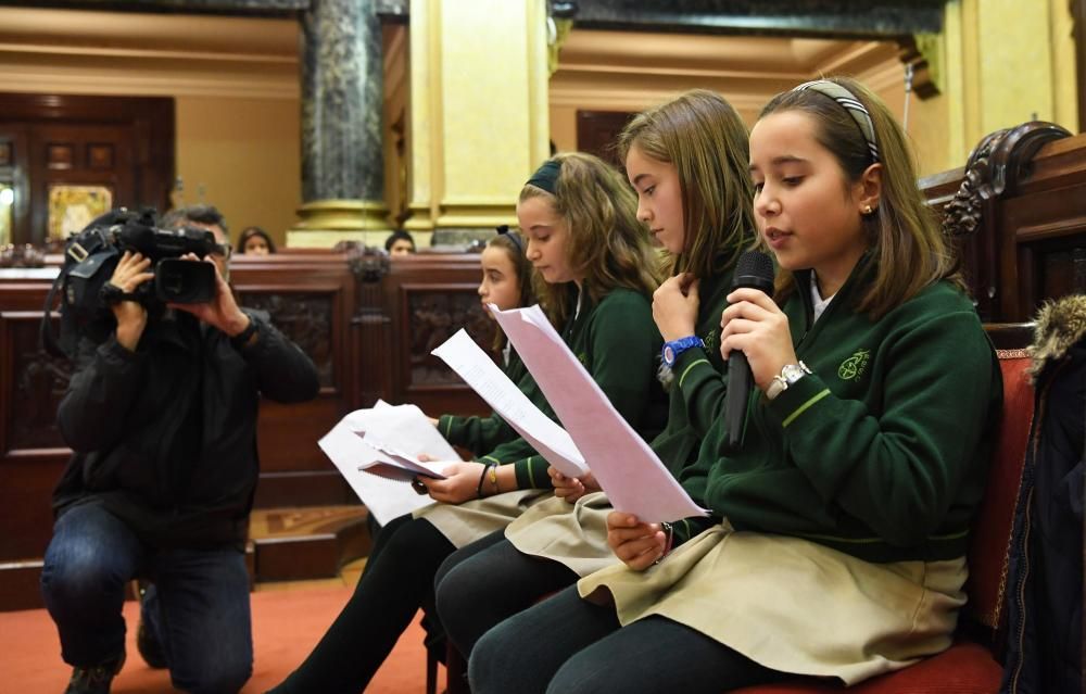 Asuntos como la igualdad, identidad, familia, educación, juego y salud fueron los principales asuntos de la jornada en la que el alcalde aprovechó para destacar su apuesta por la educación.