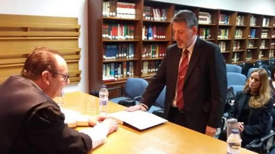 Ricardo de la Encarnación jurando su nuevo cargo de decano.