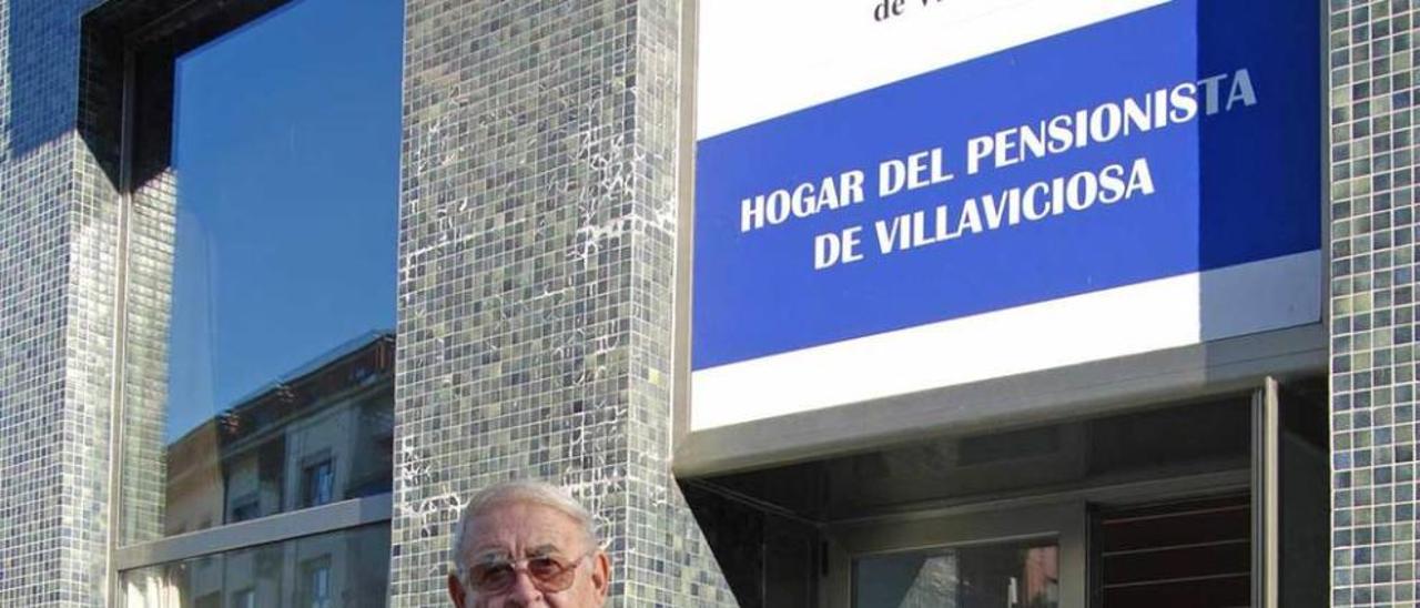 Paco Fernández, delante del hogar del jubilado maliayés.