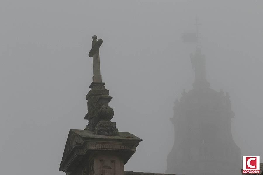 El amanecer de Córdoba bajo la niebla.