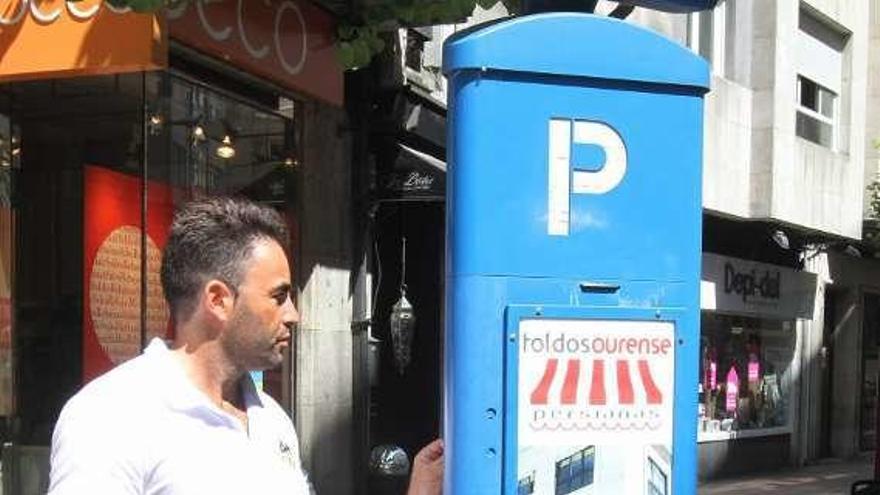 Un ciudadano, ante uno de los parquímetros de la ORA. // I.Osorio