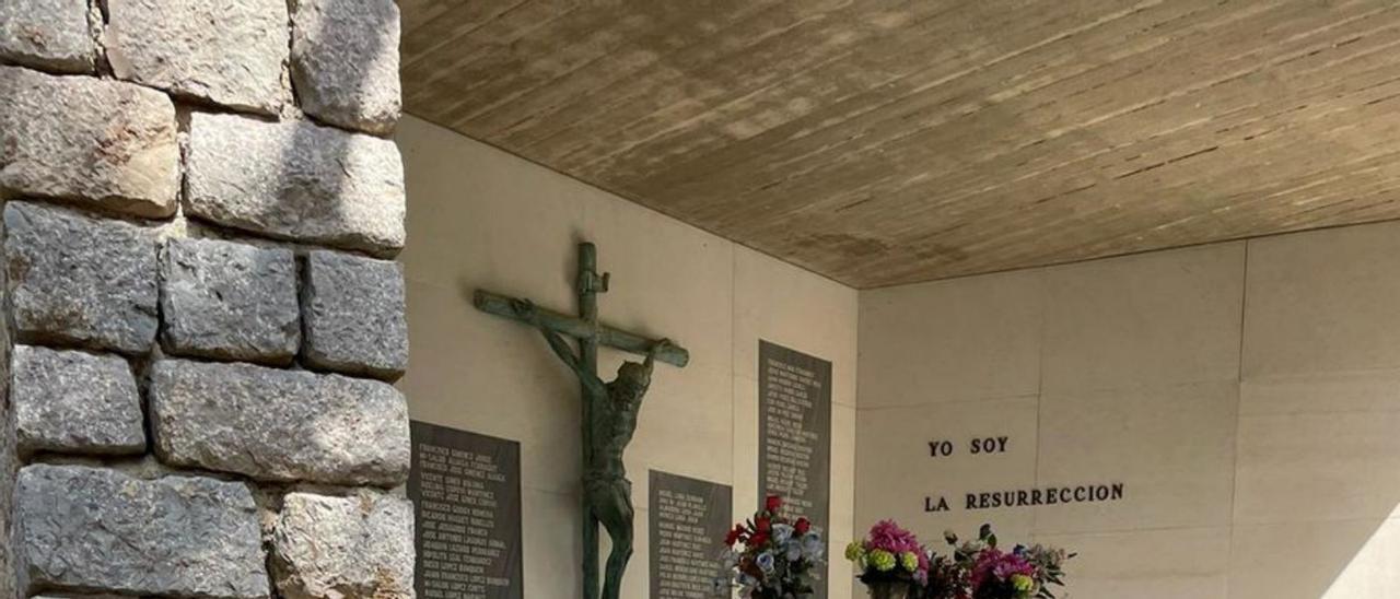 Restos del avión en la capilla de ses Roques Altes.