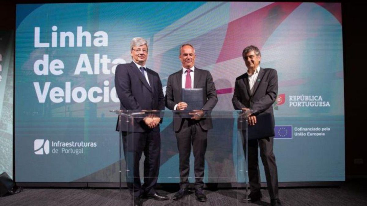 Cruz, Laloux y Fernandes tras la firma del contrato.