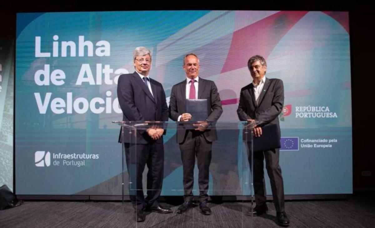 Cruz, Laloux y Fernandes tras la firma del contrato.