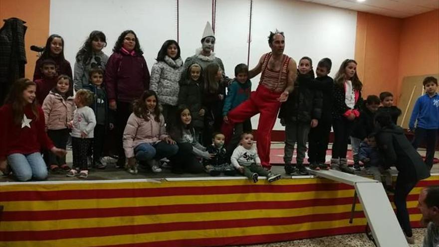 Teatro, títeres y circo recorren la comarca