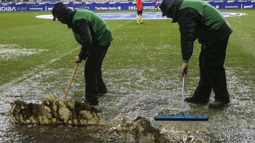 Los jardineros del Tartiere retiran el agua acumulada el domingo.