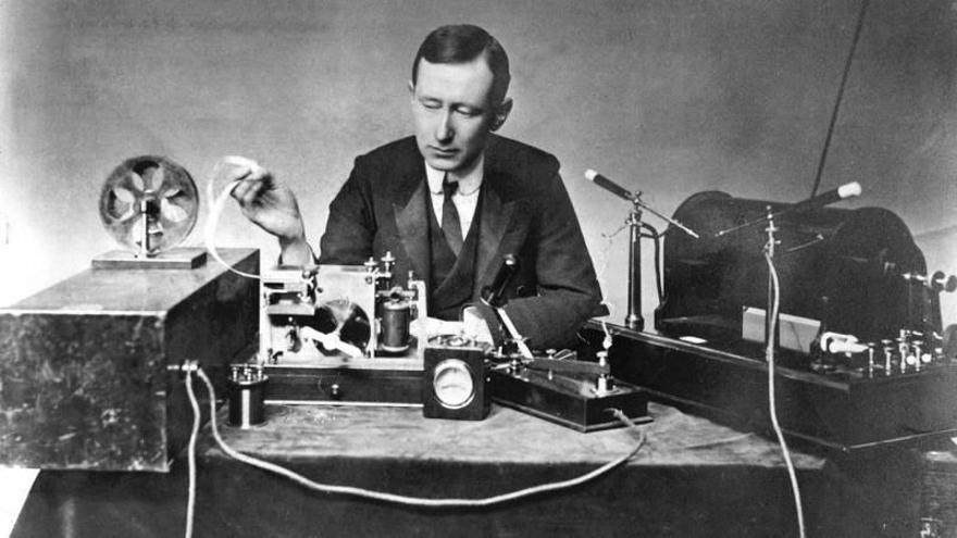 Guillermo Marconi fabricó el primer radiotransmisor capaz de transportar a grandes distancias una señal utilizando telegrafía sin hilos