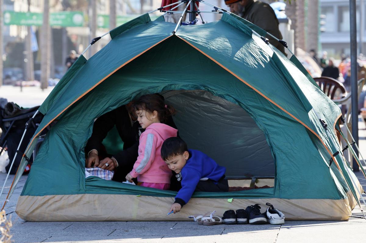 Niños desplazados por los bombardeos israelíes en los suburbios del sur de Beirut se refugian en una tienda de campaña en el paseo marítimo del barrio de Al Manara, en Beirut, Líbano, el 8 de marzo de 2026.