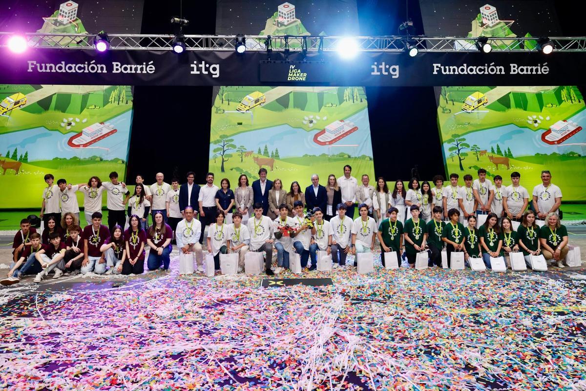 Foto de familia con organizadores y centros participantes en el reto tecnológico.