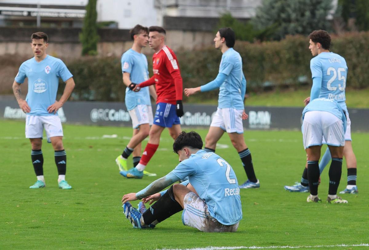 Los jugadores del Celta Fortuna muestran su decepción tras el pitido final. |  // ALBA VILLAR