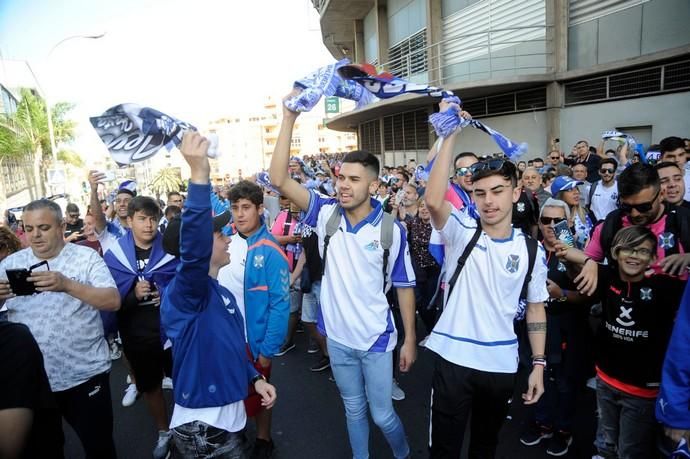 Llegada de la afición y de los equipos de CD Tenerife y de la UD Las Palmas antes de comenzar el Derbi en el estadio.