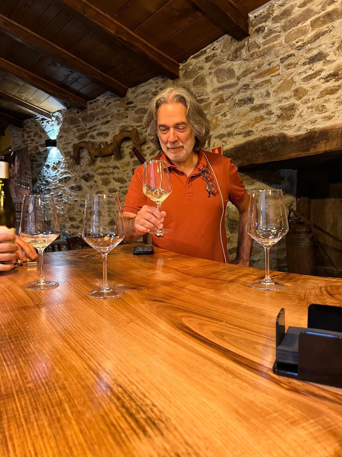Gálvez catando vinos en la bodega La Verdea, de Luciano Gómez.