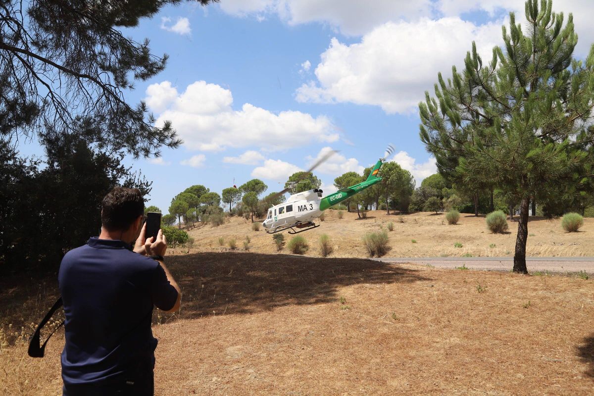 Helicóptero del Infoca realizando maniobras en Los Villares.