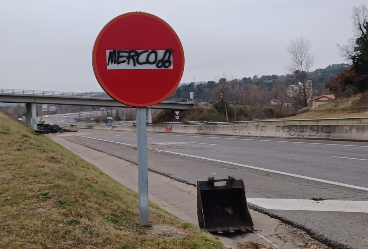 Tasques de neteja i reparació dels danys a l'autovia C-16 on es van concentrar els pagesos