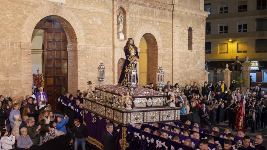 Jesús Cautivo y
nazarenos de San Pedro 
Arrepentido en
Lunes Santo. Joaquín carrión | JOAQUÍN CARRIÓN