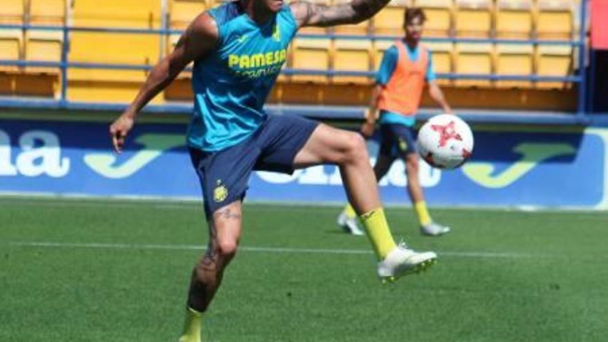 Dani Raba controla el esférico en el entrenamiento de ayer.