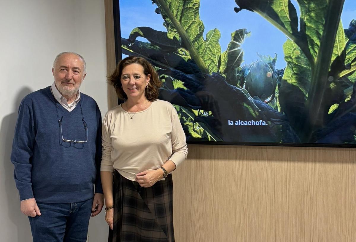 La alcaldesa de la localidad, María Gómez, y el concejal de Turismo, José Antonio Latorre, en Fitur