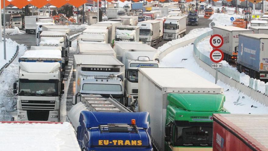 Camiones bloqueados en la autopista en el paso fronterizo de La Junquera.