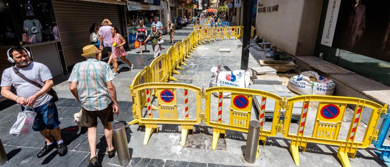 Trabajos que se están realizando en el entorno de Boca del Calvari para colocar los bolardos y arreglar las baldosas.