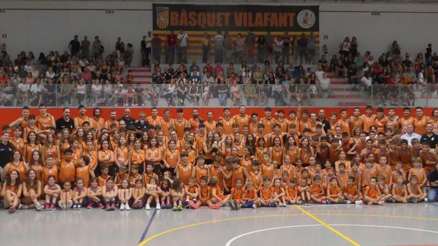 La foto de grup de tots els equips del Bàsquet Vilafant d’aquesta temporada, el dissabte passat al pavelló Joel González. | LLUÍS RIBERA