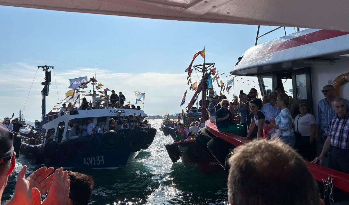 La multitudinaria misa de
campaña en la lonja de Bueu, 
previa a la procesión.   | // G. NÚÑEZ