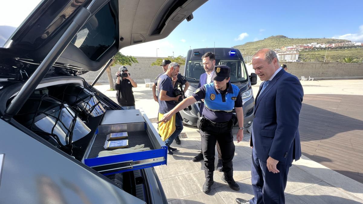 La jefa de la Policía Local, Carmen Delia Martín, muestra al alcalde, Augusto Hidalgo, el maletero con el nuevo equipamiento de los nuevos vehículos.