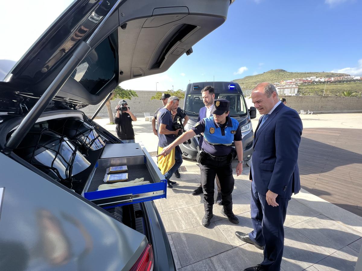 La jefa de la Policía Local muestra al alcalde, Augusto Hidalgo, el maletero con el nuevo equipamiento de los nuevos vehículos.