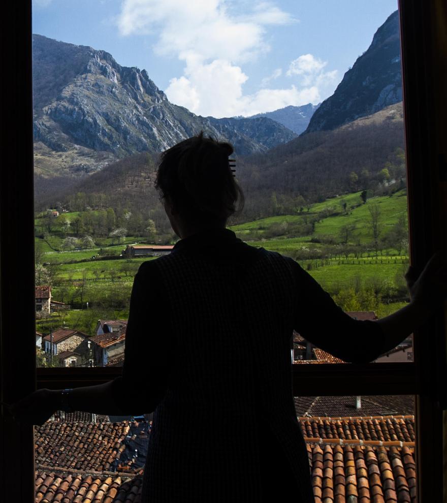 Una joven, asomada a la ventana en Soto de Agues.