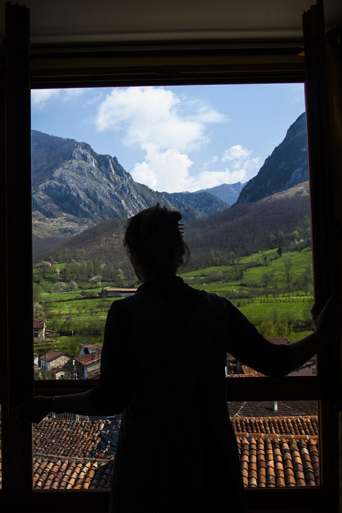 Una joven, asomada a la ventana en Soto de Agues.