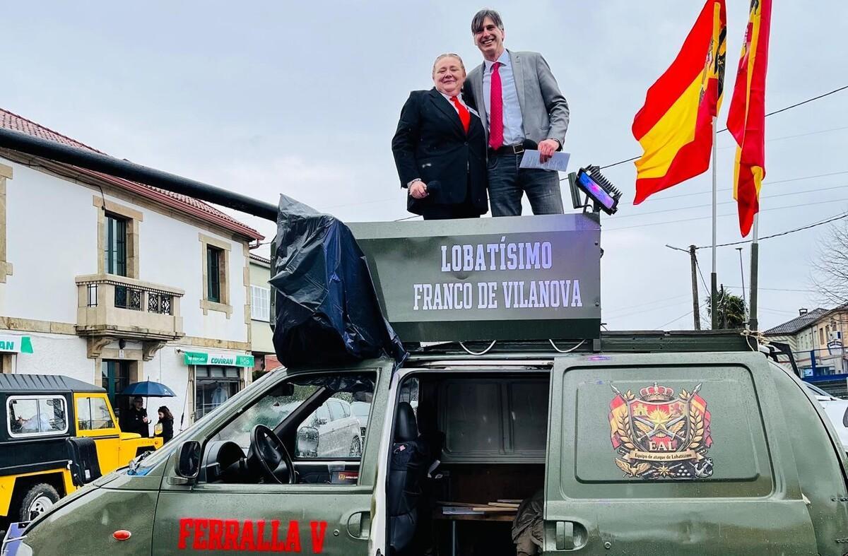 El alcalde popular de Vedra y la portavoz del PSOE local sobre un vehículo en San Pedro de Vilanova