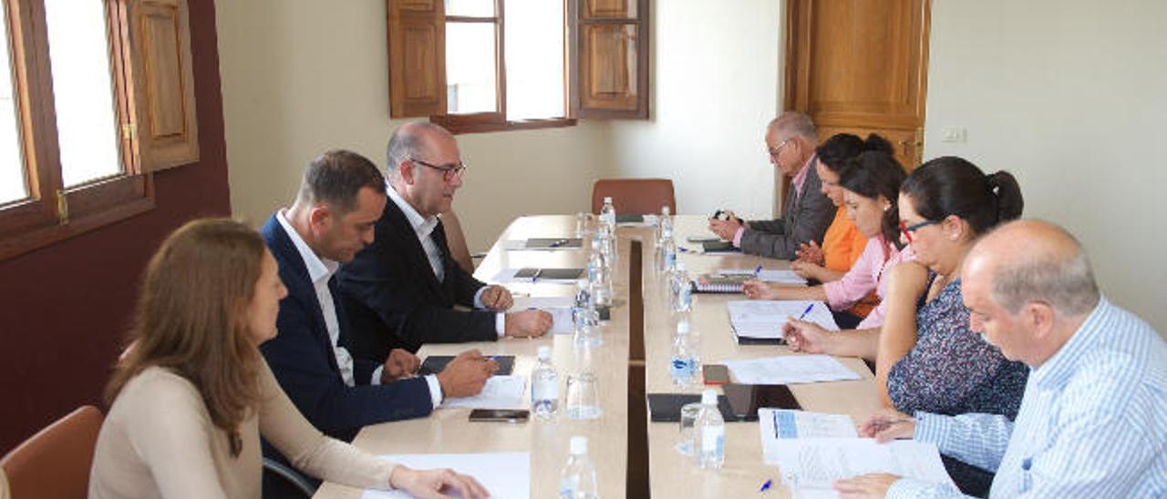 Imagen de la celebración de la Mesa de Calidad Turística de Fuerteventura, presidida por el consejero Blas Acosta.