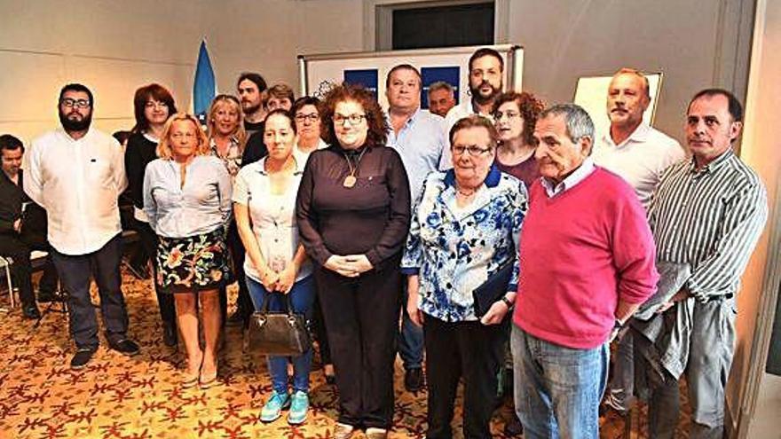 Familiares de Luciano Costa y José Pérez, en 2017, en un homenaje del Concello y la Diputación.