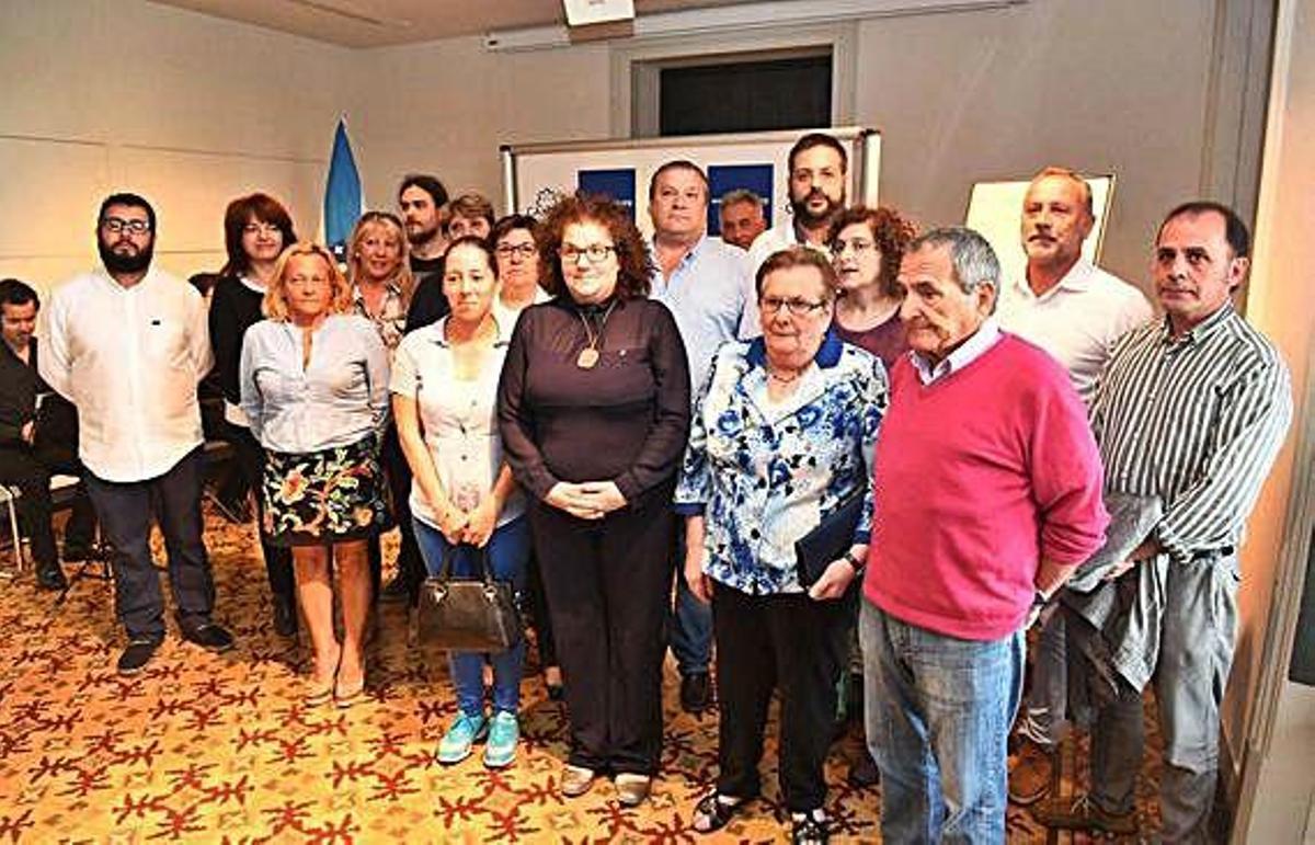 Familiares de Luciano Costa y José Pérez, en 2017, en un homenaje del Concello y la Diputación.