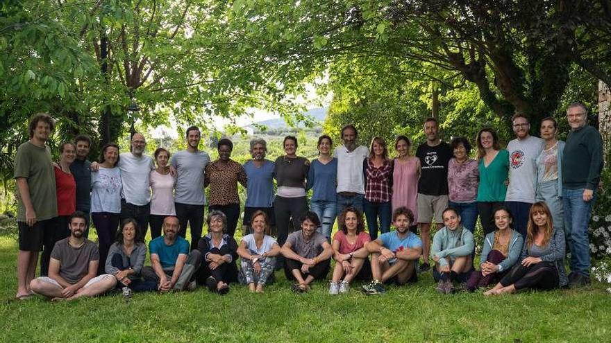 Miembros de la comunidad que permanece confinada en Mundo Consciente, en la sierra de Gredos.