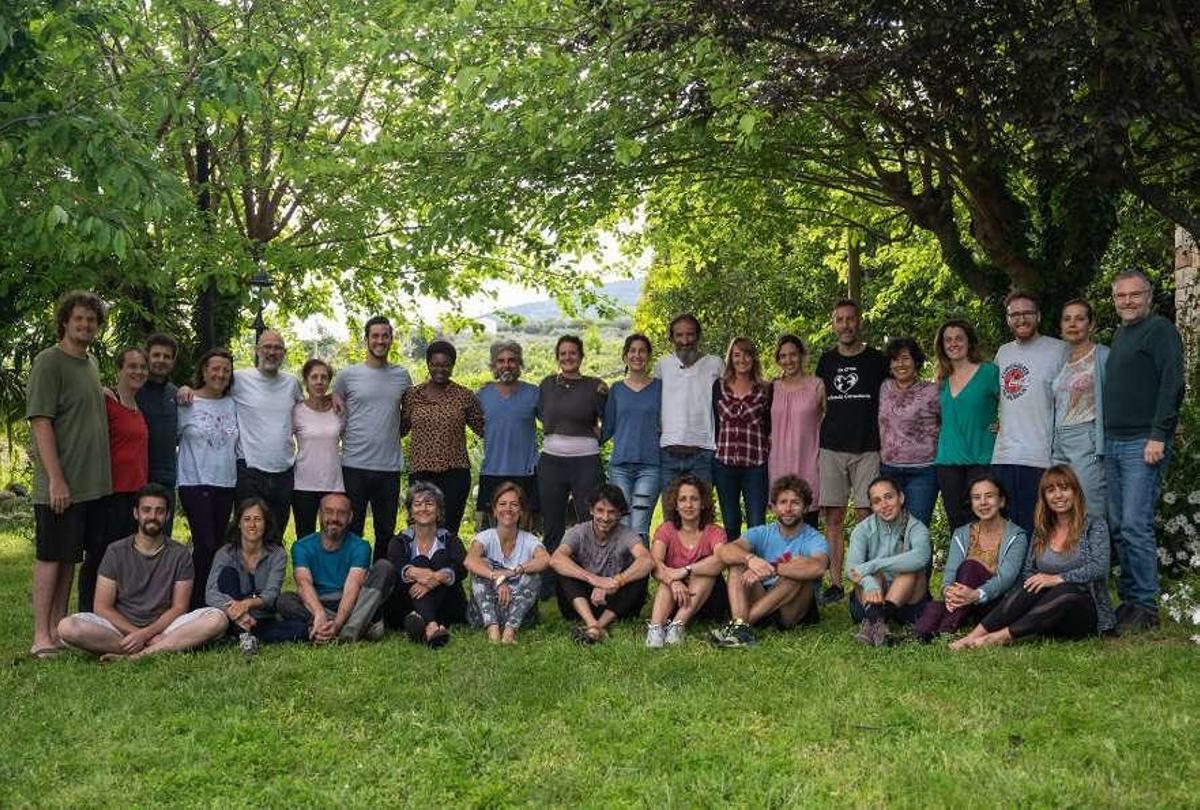 Miembros de la comunidad que permanece confinada en Mundo Consciente, en la sierra de Gredos.