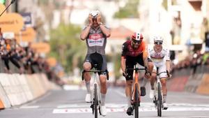 Van der Poel se impone a Ganna y Pogacar en la meta de San Remo.