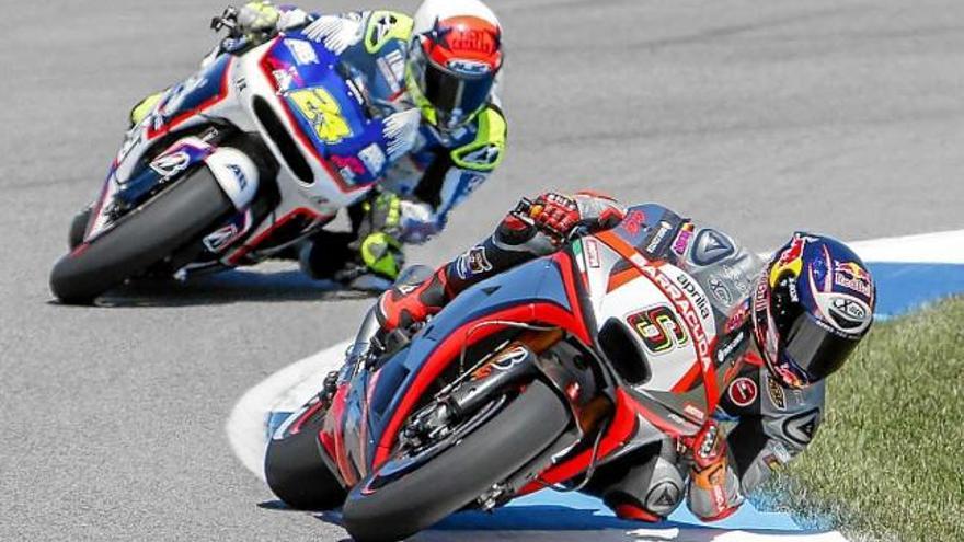 Toni Elías (24) va lluitar per poder atrapar Stefan Bradl (6)