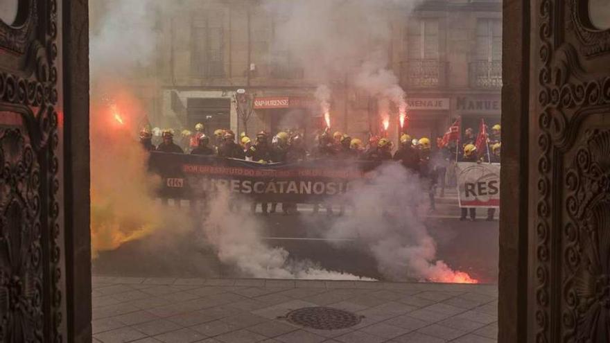 Más de 500 bomberos de toda Galicia se manifestaron en Ourense, en abril, para mostrar su rechazo a la privatización. En la imagen, la protesta a las puertas de la Diputación. // Brais Lorenzo