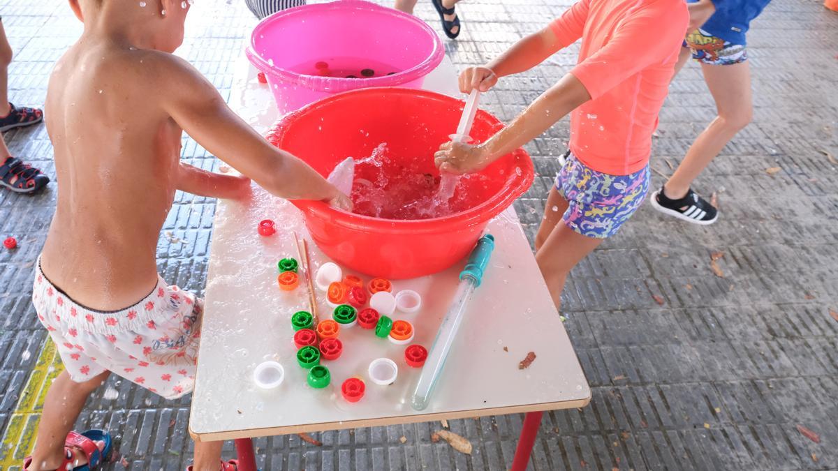 Alumnos del colegio El Palmeral realizan juegos de agua para refrescarse del calor.