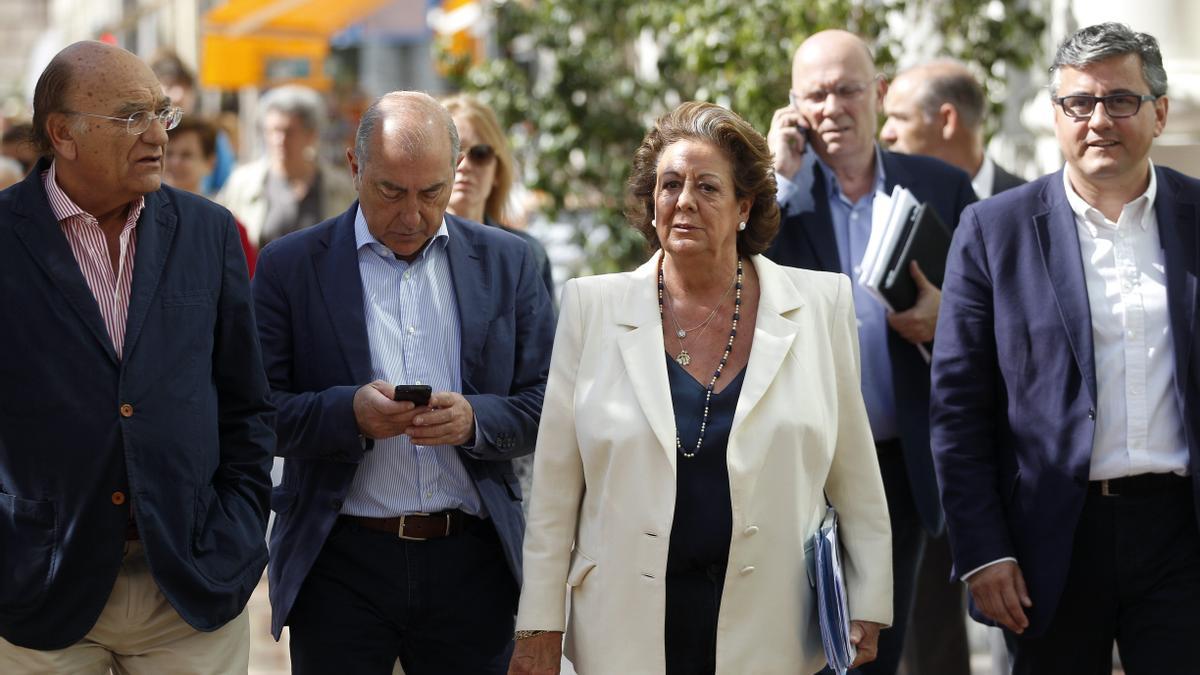 La alcaldesa de València Rita Barberá en 2015, junto a concejales de su equipo