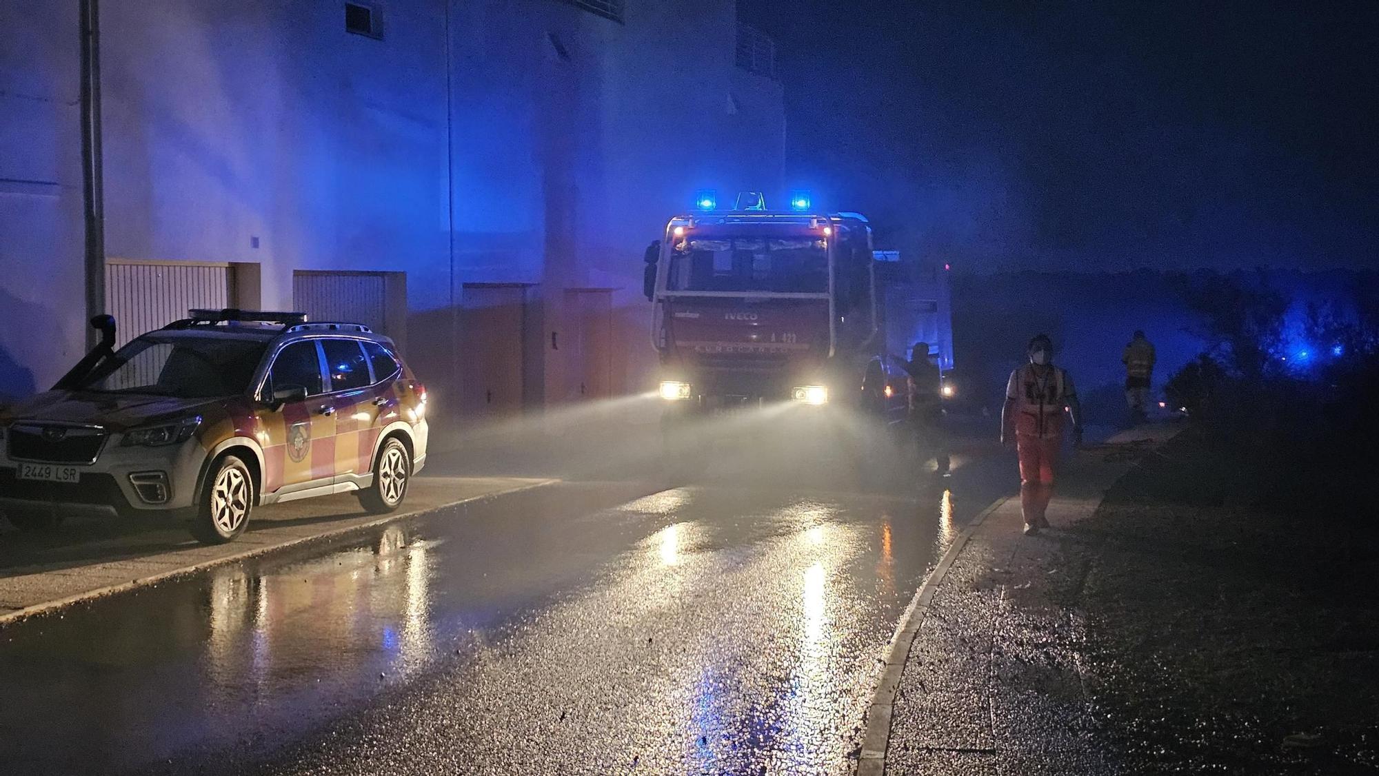 Las llamas del incendio en Orihuela Costa