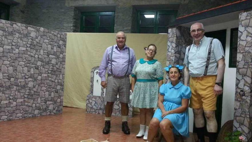 Los actores de &quot;El Cioyo&quot; Emilio López, Pura López, Teresa Varela y Eligio Lombardero caracterizados para su última obra.