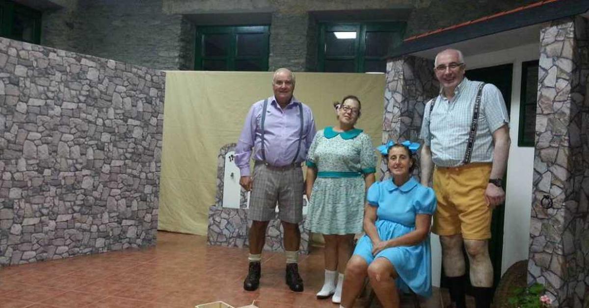 Los actores de "El Cioyo" Emilio López, Pura López, Teresa Varela y Eligio Lombardero caracterizados para su última obra.