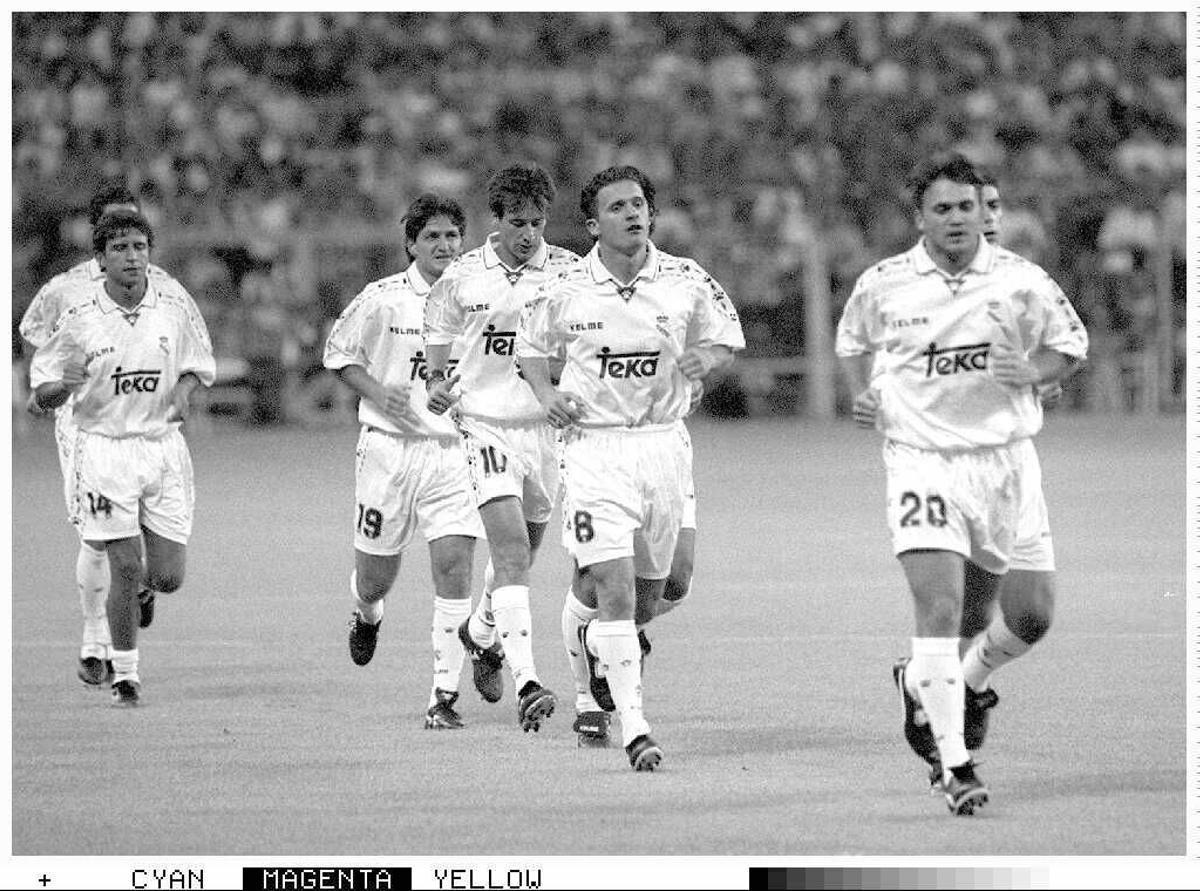 Luis Milla, a la izquierda, en un partido con el Real Madrid en 1996.