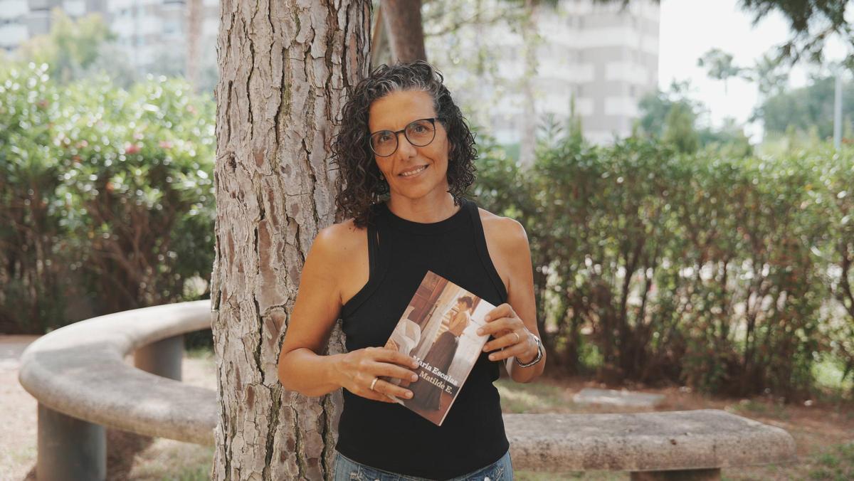 Maria Escalas posa con su novela, ilustrada con un cuadro de Rusiñol en el que aparece una joven que podría ser Matilde Escalas.