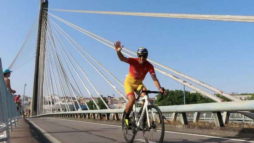 Basilio Camiña saludando durante el paso en bicicleta. | FdV