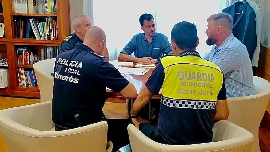 El alcalde, Iván Sánchez Cifre, en una reunión en la Junta de Seguridad de Vinaròs, donde han buscado fórmulas de coordinación con la Guardia Civil y la Policía Local de Vinaròs para evitar robos en el campo.